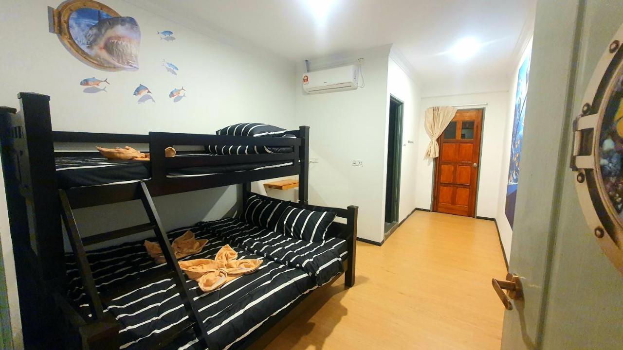 The Ship Guesthouse Room Semporna Exterior photo